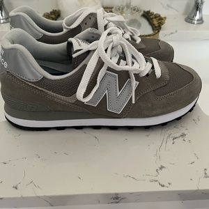 New balance tennis shoes 8.5, never worn, gray